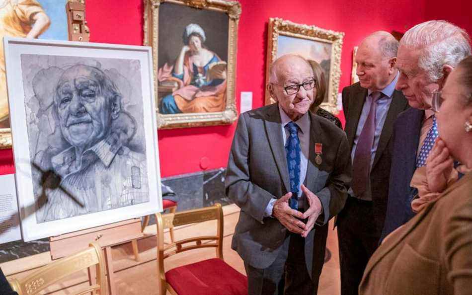 Survivant de l'Holocauste Zigi Shipper avec son portrait à la Queen&# x002019;s Gallery, Buckingham Palace - Arthur Edwards