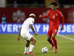 Tajon Buchanan (no 11) du Canada dribble le ballon alors qu'Andy Najar (no 17) du Honduras défend lors d'un match de qualification pour la Coupe du monde 2022 au BMO Field de Toronto le 2 septembre 2021.