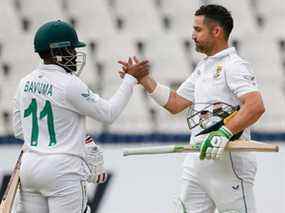 Temba Bavuma (à gauche) d'Afrique du Sud serre la main de Dean Elgar d'Afrique du Sud après que l'Afrique du Sud a remporté le deuxième match de test de cricket entre l'Afrique du Sud et l'Inde au Wanderers Stadium de Johannesburg le 6 janvier 2022.