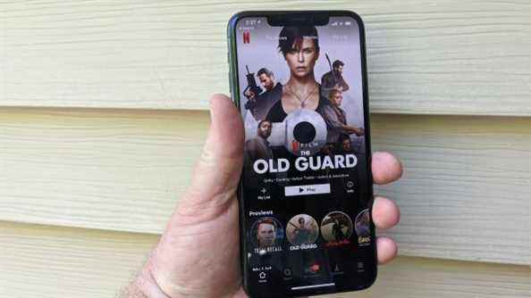 Image montrant un téléphone avec l'application Netflix ouverte