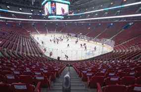 Les Canadiens de Montréal et les Ducks d'Anaheim s'échauffent dans un Centre Bell vide avant le match du jeudi 27 janvier 2022.