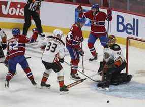 Artturi Lehkonen (62 ans) des Canadiens de Montréal célèbre son but sur le gardien de but des Ducks d'Anaheim Anthony Stolarz avec ses coéquipiers Nick Suzuki (14 ans) et Mike Hoffman (68 ans), tandis que Jakob Silfverberg (33 ans) des Ducks d'Anaheim arrive en retard sur le jeu en deuxième période à Montréal le jeudi 27 janvier 2022.