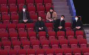 Jonathan Drouin, en beige, des Canadiens de Montréal, et ses coéquipiers regardent le match contre les Ducks d'Anaheim dans un Centre Bell vide lors de la deuxième période à Montréal, le jeudi 27 janvier 2022.