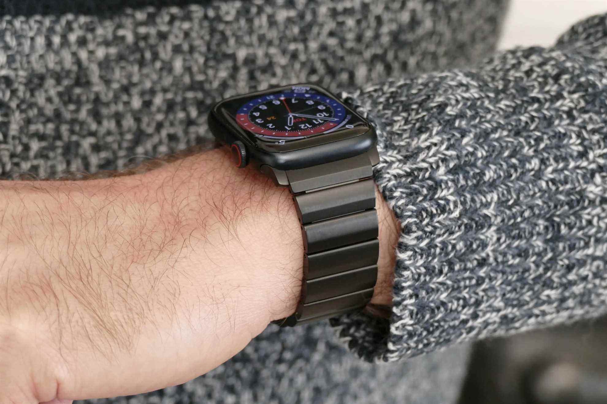 Nomad Titanium Band pour la vue latérale de l'Apple Watch.