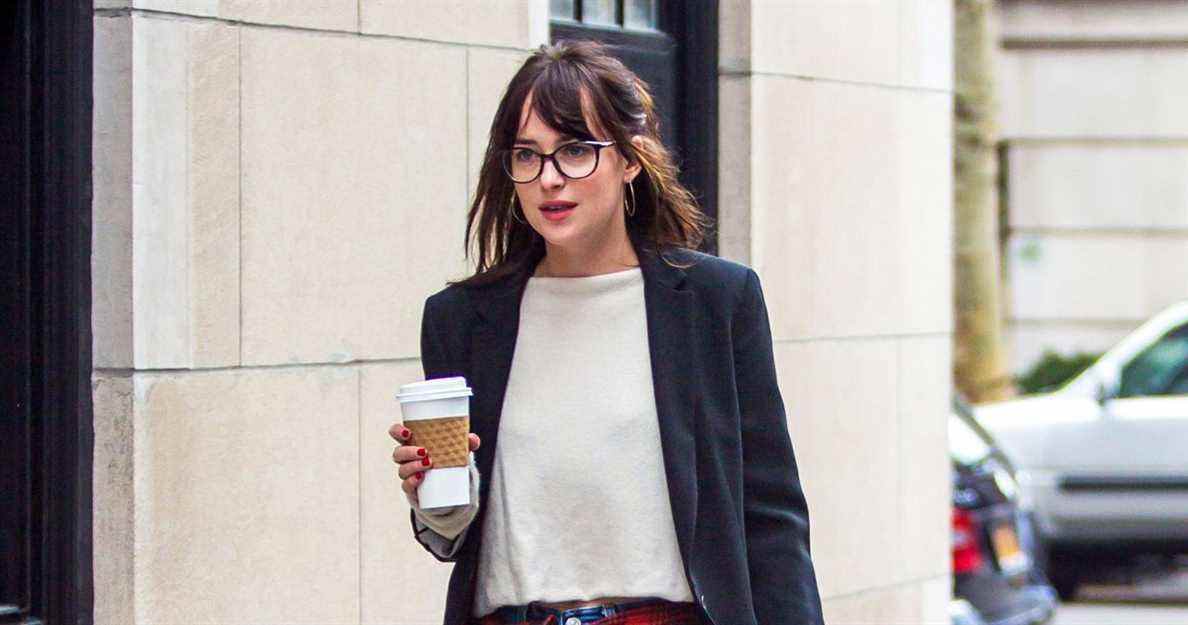  Dakota Johnson a-t-elle enfermé des clients à l'intérieur d'une bouteille de café bleue en 2016 ?  Une enquête.
