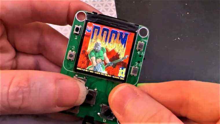 Vous pouvez maintenant jouer à Doom sur un PC de jeu portable de la taille d'un petit doigt
