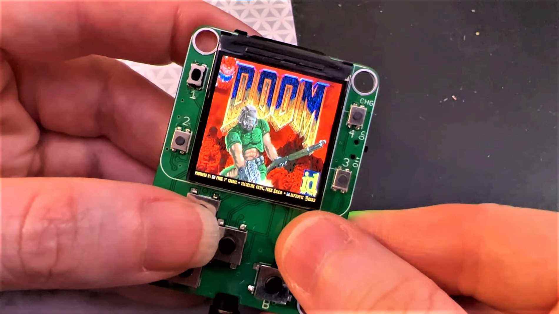 Vous pouvez maintenant jouer à Doom sur un PC de jeu portable de la taille d'un petit doigt
