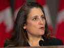 La vice-première ministre et ministre des Finances Chrystia Freeland prend la parole lors d'une conférence de presse à Ottawa le 26 octobre 2021. 