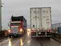 Des camions de transport transfrontalier se croisent sur le pont Peace à la frontière canado-américaine à Buffalo, NY, le 10 janvier 2018.