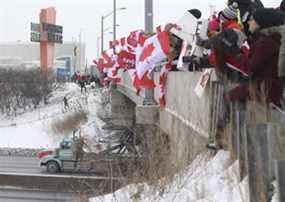 Les gens alignent Bass Pro Mills Dr. sur l'autoroute.  400 pour encourager les camionneurs le jeudi 27 janvier 2022. Jack Boland/Toronto Sun