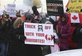 Les manifestants/partisans du centre commercial Vaughan Mills montrent leur soutien à un grand groupe de camionneurs participant au mandat anti-vaccination à la frontière canado-américaine le jeudi 27 janvier 2022. Jack Boland/Toronto Sun