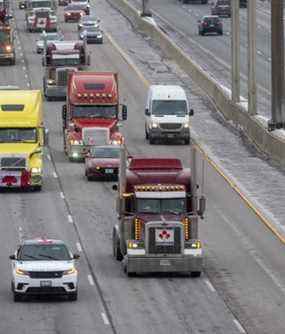 Les semi-remorques se dirigent vers l'est sur l'autoroute 401, au chemin Don Mills.  viaduc à Toronto le jeudi 27 janvier 2022. Ernest Doroszuk/Toronto Sun