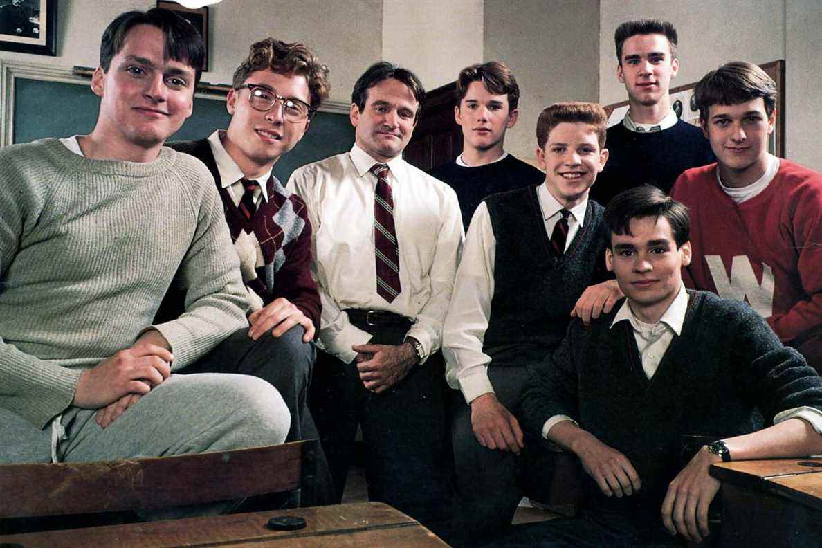 Le casting de Dead Poet's Society posant pour une photo.