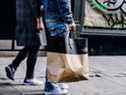 Un piéton transporte un sac à provisions North Face dans le quartier SoHo de New York, aux États-Unis, le 24 octobre 2021. 