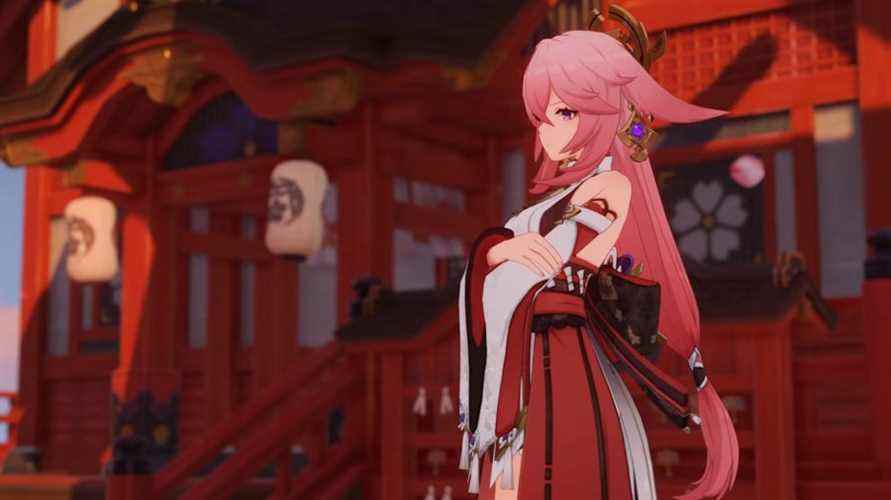 Yae Miko, nouveau personnage de Genshin Impact, debout devant un sanctuaire