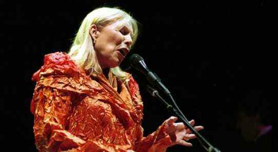 Joni Mitchell dit qu'elle retire sa musique de Spotify "en solidarité" avec Neil Young