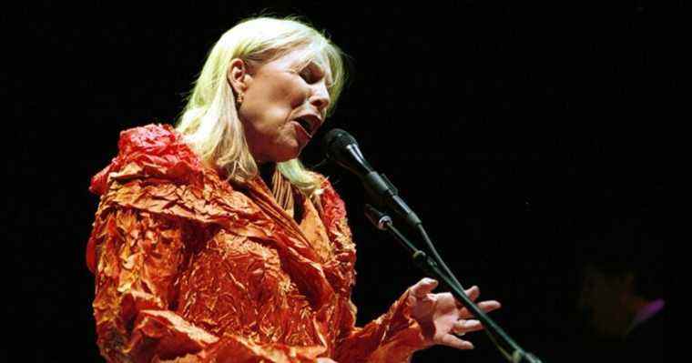 Joni Mitchell dit qu'elle retire sa musique de Spotify "en solidarité" avec Neil Young
