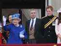 La reine Elizabeth II, le prince Andrew et le prince Harry se tiennent sur le balcon du palais de Buckingham lors de la cérémonie annuelle Trooping the Color le 15 juin 2013 à Londres, en Angleterre.  (Photo de Chris Jackson/Getty Images)