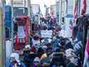 Des partisans arrivent sur la Colline du Parlement pour le Freedom Truck Convoy pour protester contre les mandats et les restrictions du vaccin Covid-19 à Ottawa, Canada, le 29 janvier 2022. - Des centaines de camionneurs ont conduit samedi leurs plates-formes géantes dans la capitale canadienne Ottawa dans le cadre d'un éponyme 