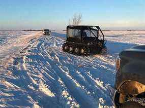 La neige et les véhicules sont vus alors que des agents de la GRC fouillent la zone où une famille de quatre personnes est morte de froid après avoir traversé la frontière depuis les États-Unis près d'Emerson, Manitoba, Canada, sur cette photo du 19 janvier 2022.