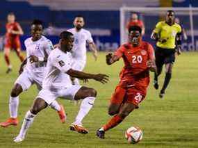 Le Canadien Jonathan David (à droite) rivalise pour le bal avec Maynor Figueroa du Honduras lors de leur match de qualification de la Concacaf pour la Coupe du Monde de la FIFA, Qatar 2022, au stade Olimpico Metropolitano de San Pedro Sula, au Honduras, le 27 janvier 2022. (Photo par AFP)