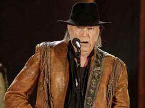 Neil Young se produit lors d'un concert en l'honneur de Willie Nelson, récipiendaire du prix Gershwin pour la chanson populaire de la Bibliothèque du Congrès, à Washington le 18 novembre 2015.