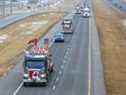 Les camions du « Freedom Convoy » se dirigent vers l'est sur la route transcanadienne à l'est de Calgary le 24 janvier 2022. Le convoi se dirige vers Ottawa pour protester contre le mandat de vaccination contre la COVID-19 du gouvernement fédéral pour les camionneurs transfrontaliers, bien que la protestation prend maintenant une plus grande importance, écrit Rex Murphy.