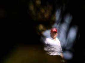 L'ancien président américain Donald Trump regarde le Trump International Golf Club à West Palm Beach, en Floride, le 8 février 2021.