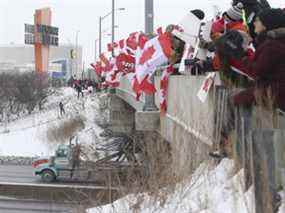 Des centaines de personnes bordaient le Bass Pro Mills Dr. sur l'autoroute.  400 pour encourager les camionneurs.  Quelques milliers de manifestants/partisans étaient présents au centre commercial Vaughan Mills pour montrer leur soutien à un grand groupe de camionneurs participant au mandat anti-vaccination à la frontière canado-américaine le jeudi 27 janvier 2022.