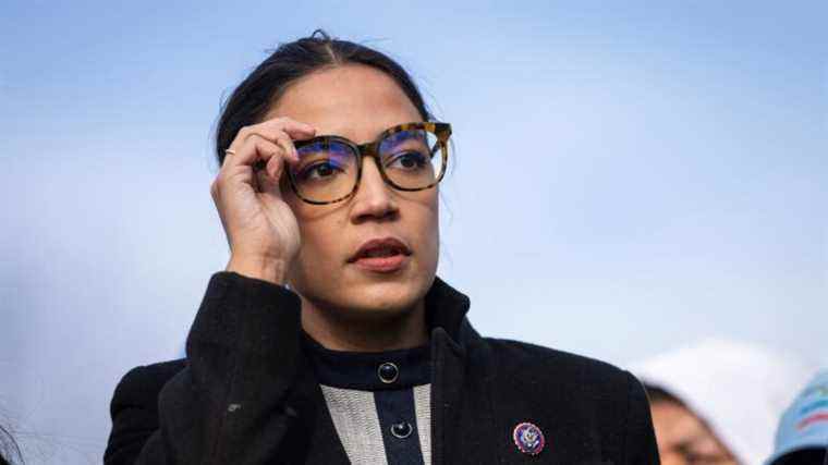 AOC : les républicains « projettent leurs frustrations sexuelles sur les pieds de mon petit ami »