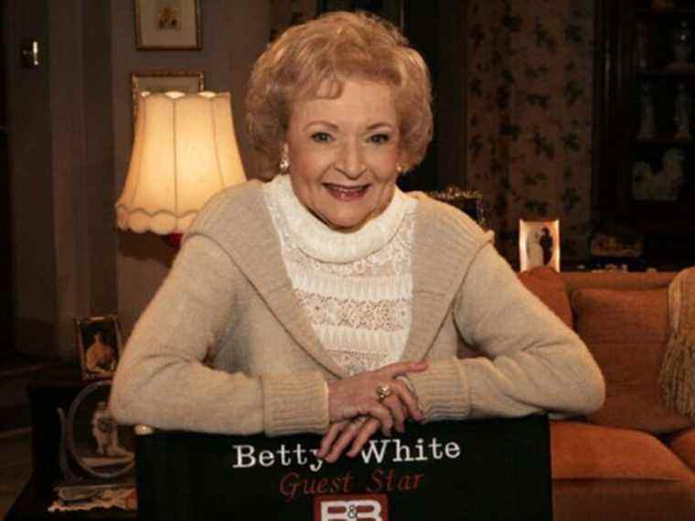 AUDACIEUSE ET BELLE BETTY WHITE : Les co-stars se souviennent de l’icône à l’occasion de son 100e anniversaire