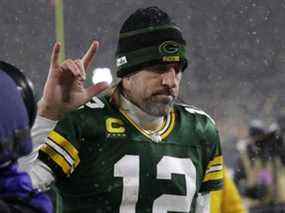 Le quart-arrière des Green Bay Packers Aaron Rodgers (12 ans) réagit en quittant le terrain après le match de la ronde éliminatoire de la division NFC contre les 49ers de San Francisco samedi.