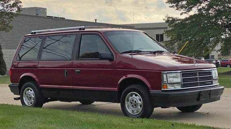 Achetez la Dodge Caravan 1989 la plus propre au monde avec un levier de vitesses pour 18 225 $