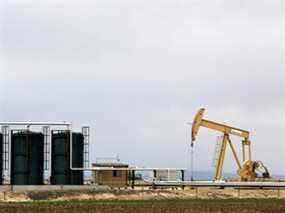 Un vérin de pompe à pétrole et à gaz TORC près de Granum, en Alberta.