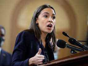 La représentante Alexandria Ocasio-Cortez (D-NY) prend la parole lors d'une conférence de presse pour discuter de la législation qui renforcerait les prestations de sécurité sociale, à Capitol Hill le 26 octobre 2021 à Washington, DC.  (Photo de Drew Angerer/Getty Images)