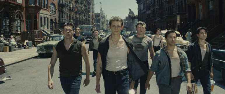 Mike Faist comme Riff dans le WEST SIDE STORY des 20th Century Studios.  Photo reproduite avec l'aimable autorisation de 20th Century Studios.  Tous les droits sont réservés.