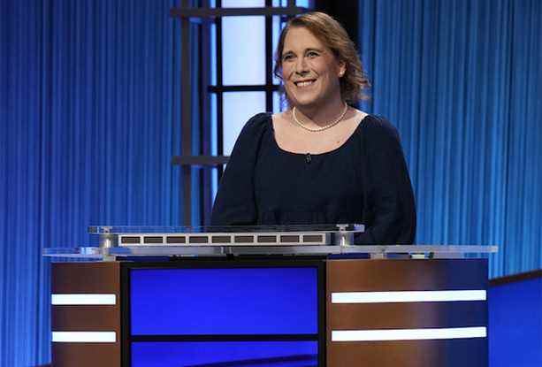 Amy Schneider sur Jeopardy franchit le million de dollars : gains totaux et classement