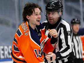 Josh Archibald des Oilers d'Edmonton (15 ans) réagit après s'être battu avec Travis Dermott (23 ans) des Maple Leafs de Toronto au Rogers Place à Edmonton le 1er mars 2021.