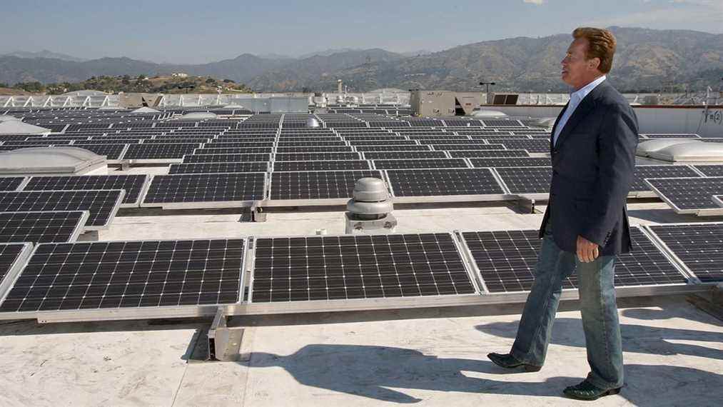 Arnold Schwarzenegger et Edward Norton prennent position pour sauver les incitations solaires californiennes : 