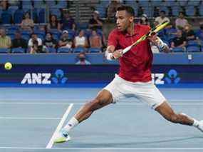 Le Canadien Félix Auger-Aliassime joue un retour du revers contre le Britannique Cameron Norrie lors de leur match au tournoi de tennis de la Coupe ATP à Sydney, Australie, le 4 janvier 2022.