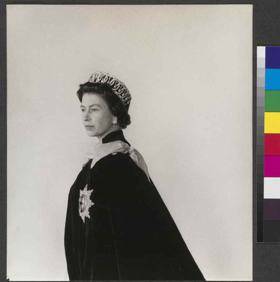 La reine dans sa robe jarretière photographiée par Cecil Beaton en 1968 