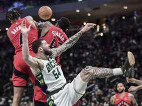 L'attaquant des Milwaukee Bucks Sandro Mamukelashvili (54 ans) est incapable d'atteindre un rebond au troisième quart lors du match contre les Raptors de Toronto au Fiserv Forum.