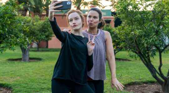 Inventing Anna. (L to R) Julia Garner as Anna Delvery, Katie Lowes as Rachel in episode 106 of Inventing Anna. Cr. Nicole Rivelli/Netflix © 2021