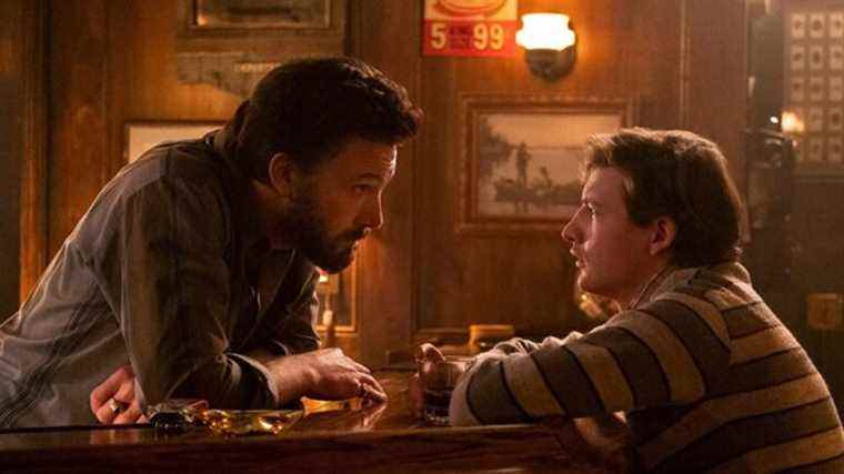 Ben Affleck est un barman et figure paternelle dans la bande-annonce de The Tender Bar de George Clooney