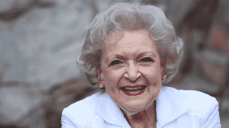 Betty White, actrice bien-aimée et pionnière primée aux Emmy Awards de The Golden Girls and More, décède à 99 ans
