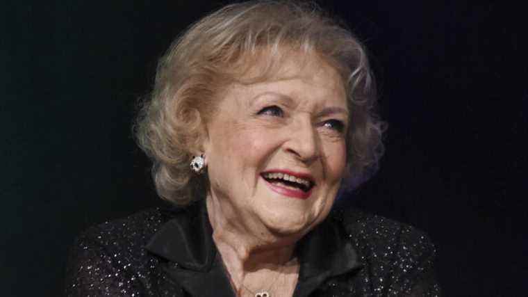 Betty White, star bien-aimée de la scène et du cinéma, est décédée à 99 ans
