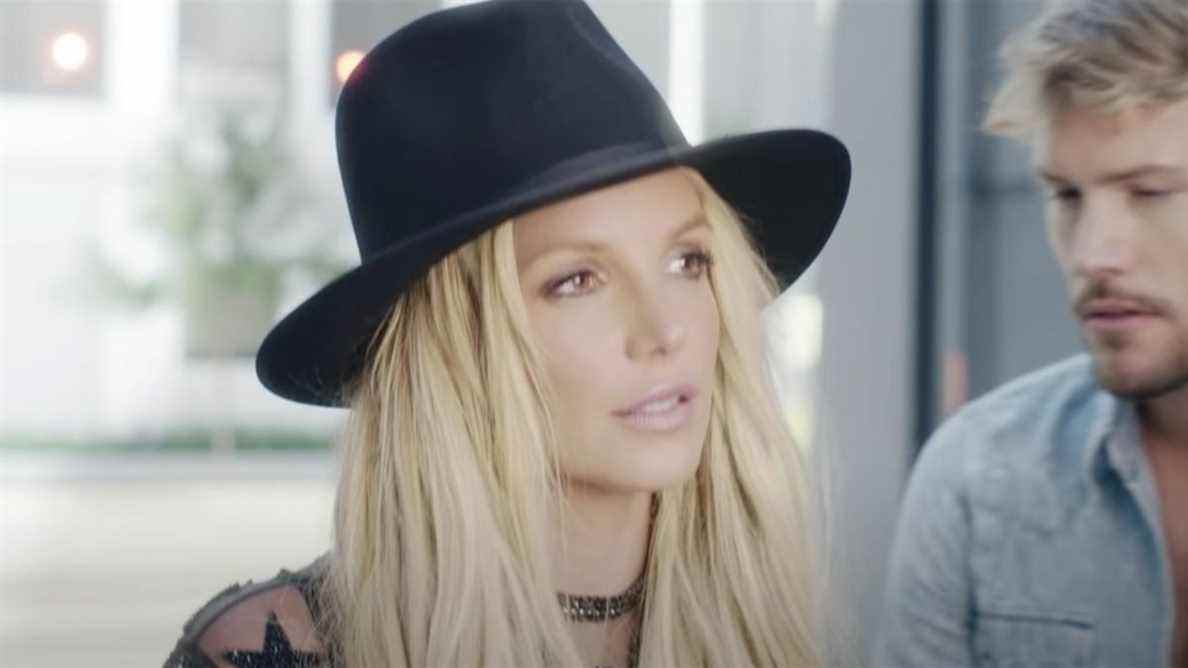 Britney Spears se penche sur les libertés post-conservatrices auxquelles elle a pu se livrer, y compris le premier verre de vin depuis plus d'une décennie
