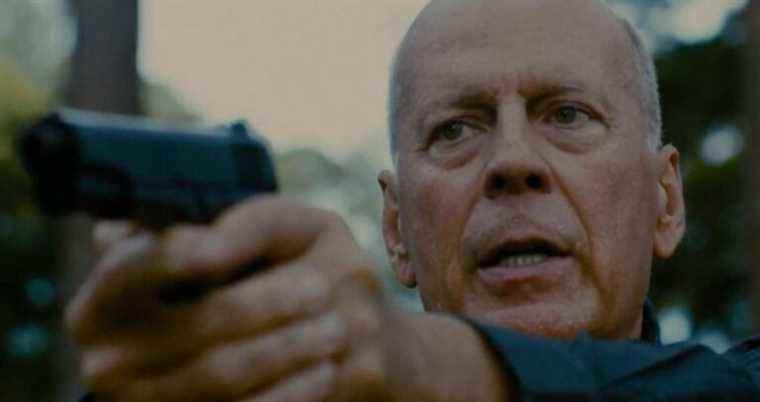 Bruce Willis sauve la ville de la famille corrompue qui l'exécute dans American Siege Clip
