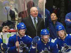 L'entraîneur-chef des Canucks de New Vancouver, Bruce Boudreau, lors de ses débuts derrière le banc le 6 décembre 2021 contre les Kings de Los Angeles au Rogers Arena.