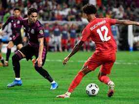 Le joueur mexicain Carlos Salcedo (à gauche) aurait accepté un contrat de trois ans avec le Toronto FC avec une option pour une année supplémentaire.  Getty Images